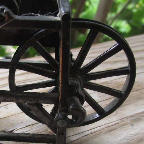 Vintage Cast Iron Pencil Sharpener Yarn Spiner - Picture 2 of 2